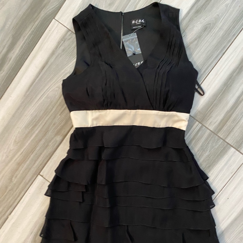 BCBG size 6 Black, Sleeveless, V-neck Dress.